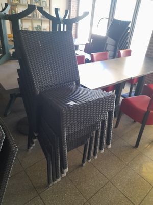 des chaises et une table dans une pièce avec une grande fenêtre en arrière-plan