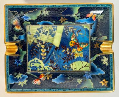 une assiette bleue et jaune sur laquelle est représenté un oiseau