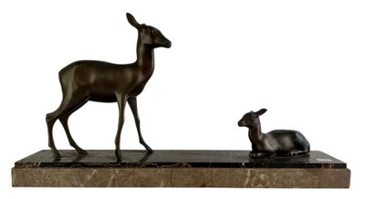 statue représentant un cerf et un faon, posée sur un socle en marbre