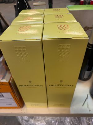 des bouteilles de vin sont posées sur une étagère dans un magasin
