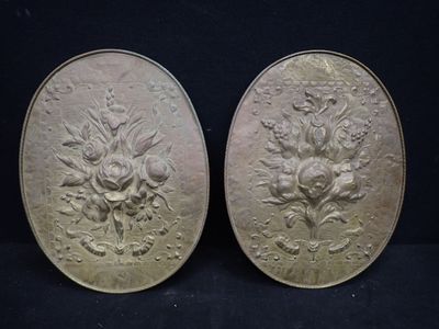 paire de médaillons anciens en métal argenté, ornés de fleurs et de feuilles