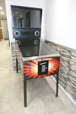 une photo d'un flipper dans une pièce