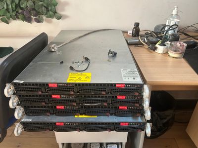 une pile de serveurs posée sur un bureau d'informatique