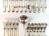 a lot of spoons and spoon spoons that are on the table