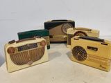 trois radios à l'ancienne posées sur une table