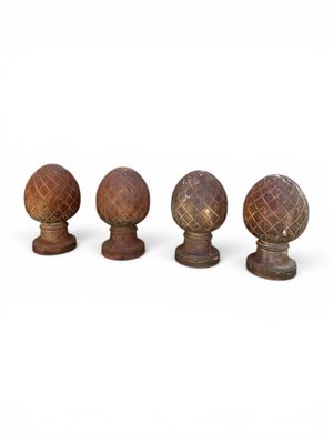 quatre boutons en bois sont alignés sur une surface blanche