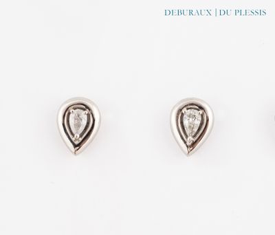 trois paires de boucles d'oreilles à clous en diamant sur fond blanc