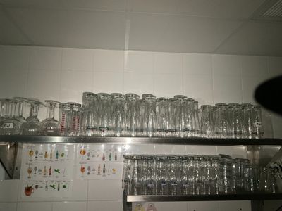 de nombreux verres sur les étagères de la cuisine