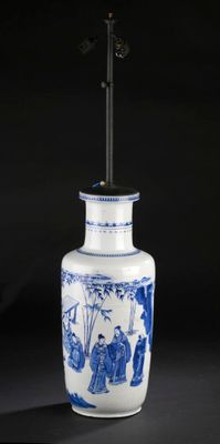 vase bleu et blanc sur fond noir, avec un fond noir