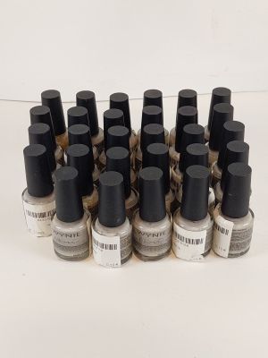 un lot de flacons de vernis à ongles posés sur une table