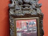 une photo d'un miroir posé sur une table