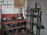 une image représentant un garage avec un établi et une machine