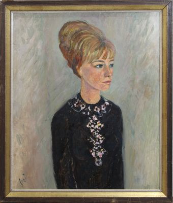 tableau représentant une femme en robe noire, avec des fleurs autour du cou