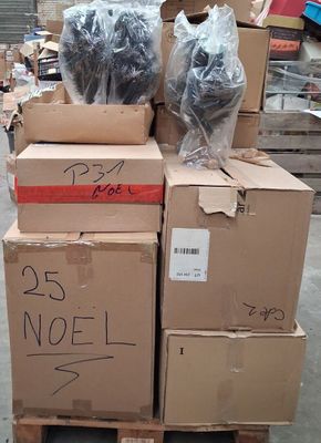 une pile de cartons sur lesquels sont posés des objets divers