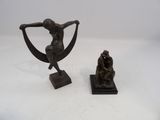 une paire de sculptures en bronze représentant une femme et un homme sur un croissant