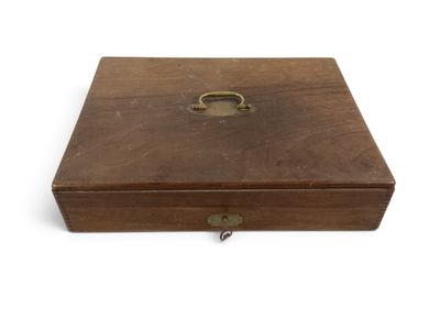 une vieille boîte en bois avec une poignée en laiton sur fond blanc