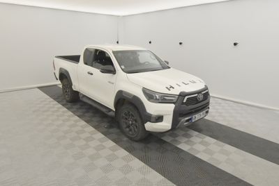une photo d'un camion blanc garé dans un garage