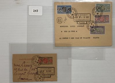 deux vieilles enveloppes exposées dans une vitrine