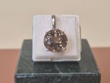 pendentif en argent sterling orné d'un diamant brun posé sur un bloc de marbre