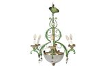 un lustre vert et blanc à trois lumières suspendu au plafond