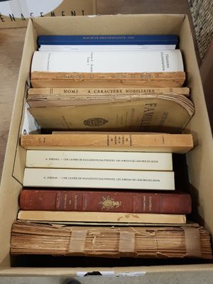 une boîte pleine de livres posée sur une table