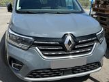 l'avant d'une voiture grise garée sur un parking