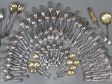 beaucoup de cuillères en argent et de cuillères sur la table