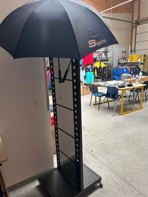 un parapluie noir posé sur un support dans une pièce