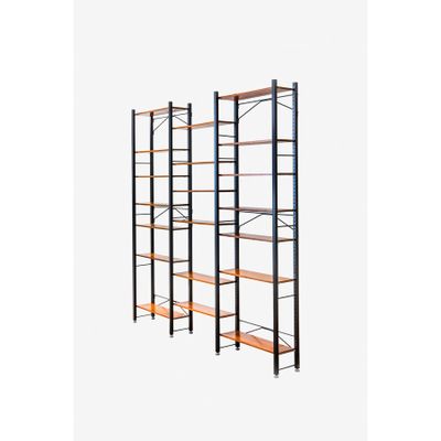 un ensemble de quatre étagères avec des tablettes en bois de chaque côté