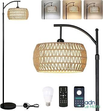 une lampe posée à côté d'une télécommande