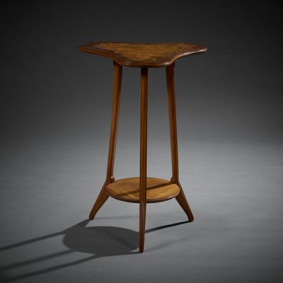 une petite table en bois avec un plateau en bois posé sur un socle gris