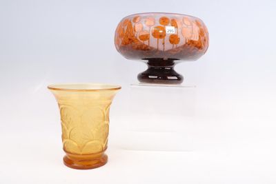 deux vases posés l'un à côté de l'autre sur une table