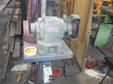 une machine posée sur une table dans un garage