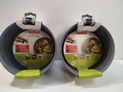 deux casseroles posées sur une table
