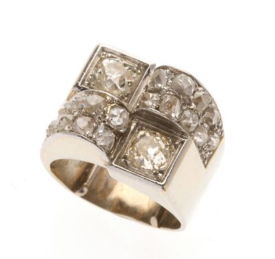 gros plan d'une bague en diamant sur fond blanc