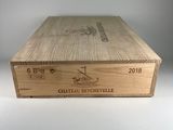 une boîte en bois avec un couvercle en bois posée sur une table blanche