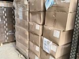 une grande pile de cartons sur une palette dans un entrepôt