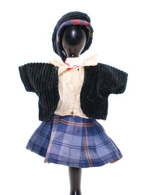 un mannequin vêtu d'une jupe et d'une veste à carreaux