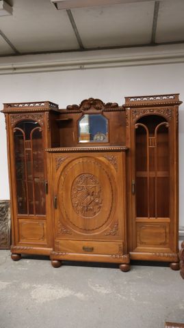 Bibliothèque en noyer sculpté de fleurs, feuilles de chêne et d’a...
