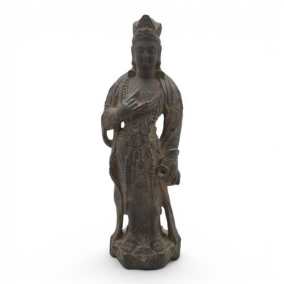 une image représentant une statue de femme tenant un pot