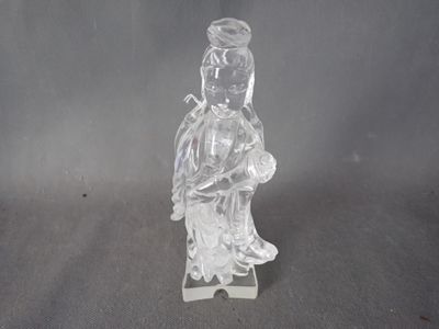 figurine en verre transparent représentant une femme tenant un bébé dans ses bras