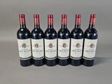 six bouteilles de vin rouge sont alignées
