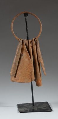 deux œuvres d'art exposées sur un socle