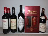 Plusieurs bouteilles de vin sont alignées sur un comptoir