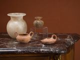 deux vases posés sur une table en marbre
