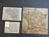 trois cartes encadrées de l'Espagne et du Portugal posées sur un tapis bleu