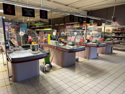 une photo d'une épicerie avec une caisse