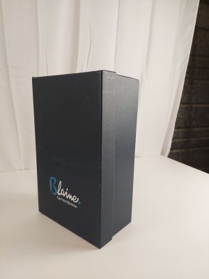 une boîte noire sur laquelle figure un logo bleu
