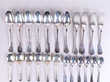 beaucoup de cuillères et de fourchettes en argent sur la table