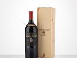 une bouteille de vin rouge à côté d'une caisse en bois
